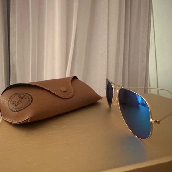 FRAME SHAPE
Pilot
FRAME COLOR
Matte Gold
FRAME MATERIAL
Metal
TEMPLE COLOR
Gold - Picture 5 of 6